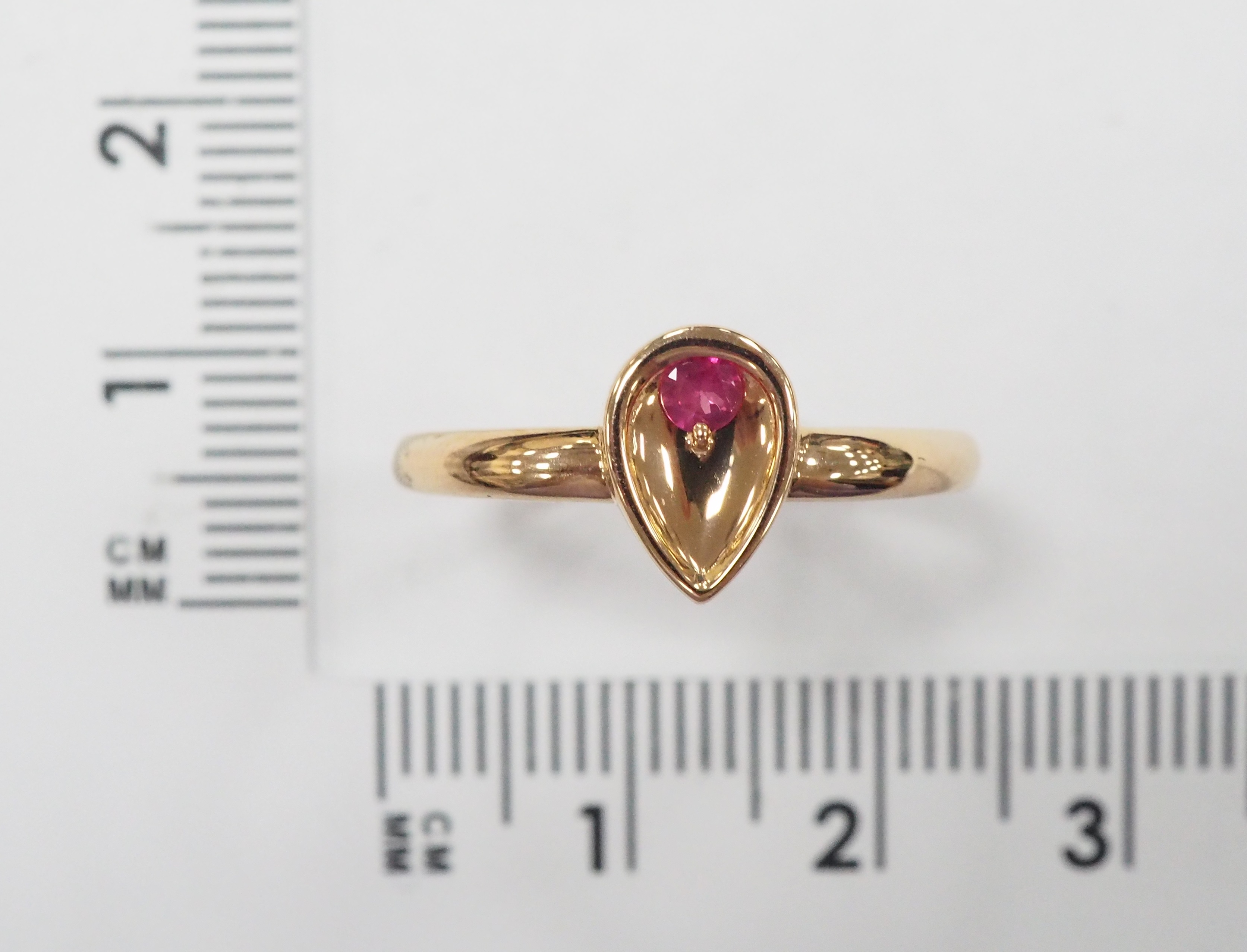 Кольцо из золота с рубином